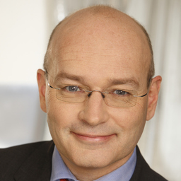 Auf dem Bild ist Martin Pfalz zu sehen. Er trägt eine schwarze Brille und einen Anzug.