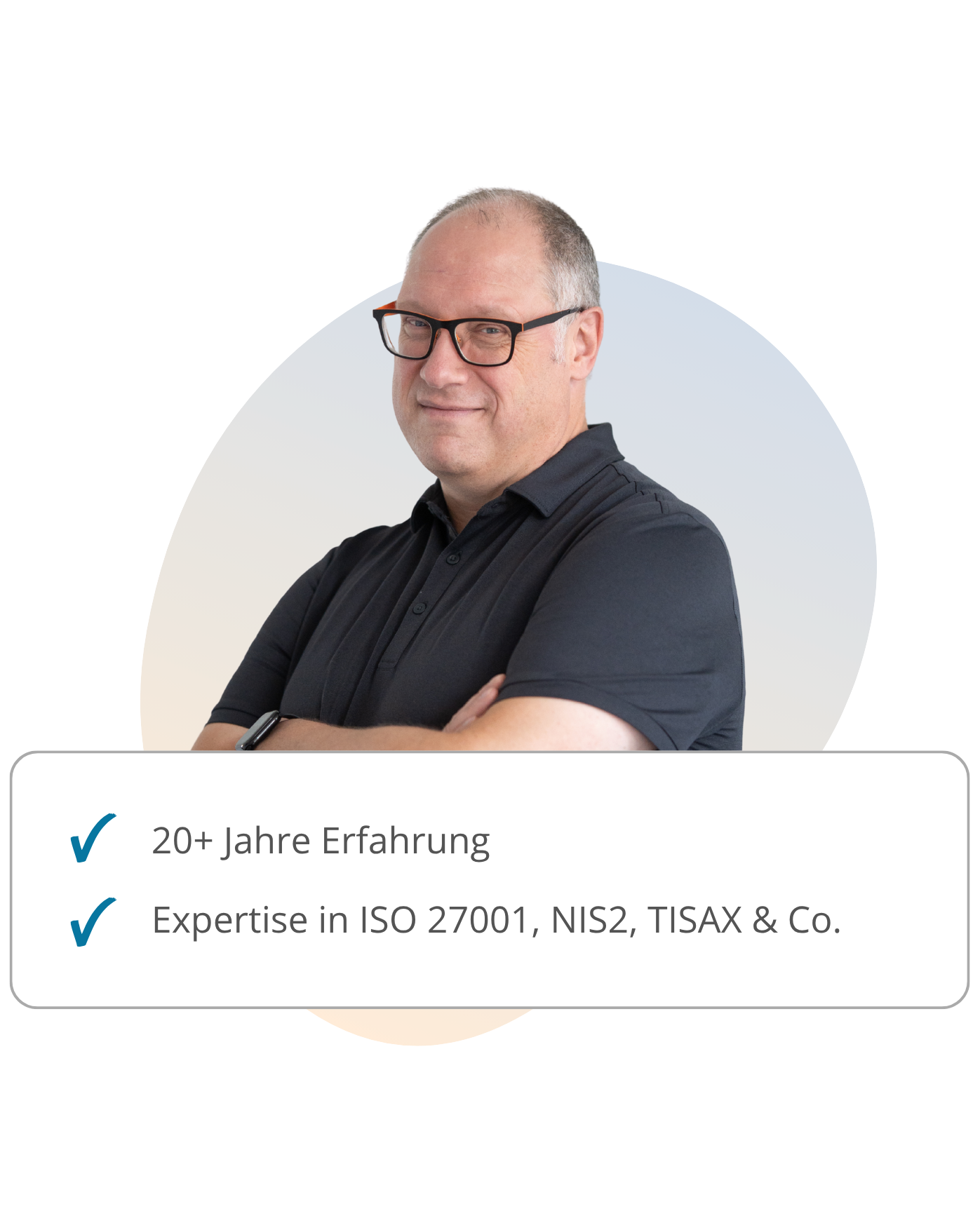 Zu sehen ist der Informationssicherheitsbeauftragte Markus Sextro. Er lächelt und trägt ein schwarzes Hemd.