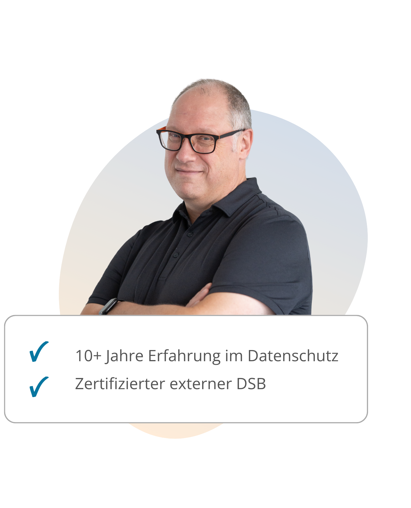 portraitfoto-markus-sextro Zu sehen ist der Datenschutzbeauftragte Markus Sextro. Er trägt ein schwarzes Hemd und eine Brille.